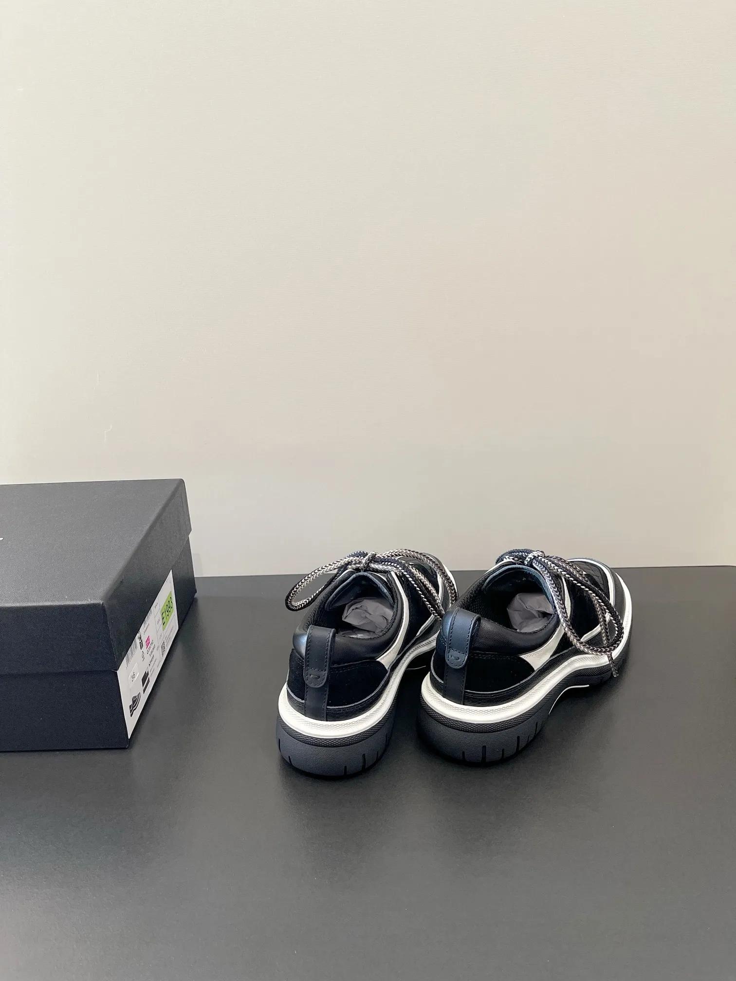 👟👟Ex-factory price 560👟👟 𝐂𝐇𝐀𝐍𝐄𝐋 Chanel's latest diamond lace sports sneakers in new colors ✔️ Full cowhide leather surface. The new color matching fabric adds many elements to make it look very delicate. When you put it on, your legs will become longer in seconds. The authentic replica of the counter. The upper part can be said to be really super good! Size: 35-41 original packaging